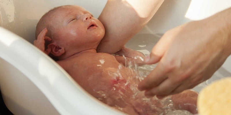 Cómo bañar a un beé recién nacido